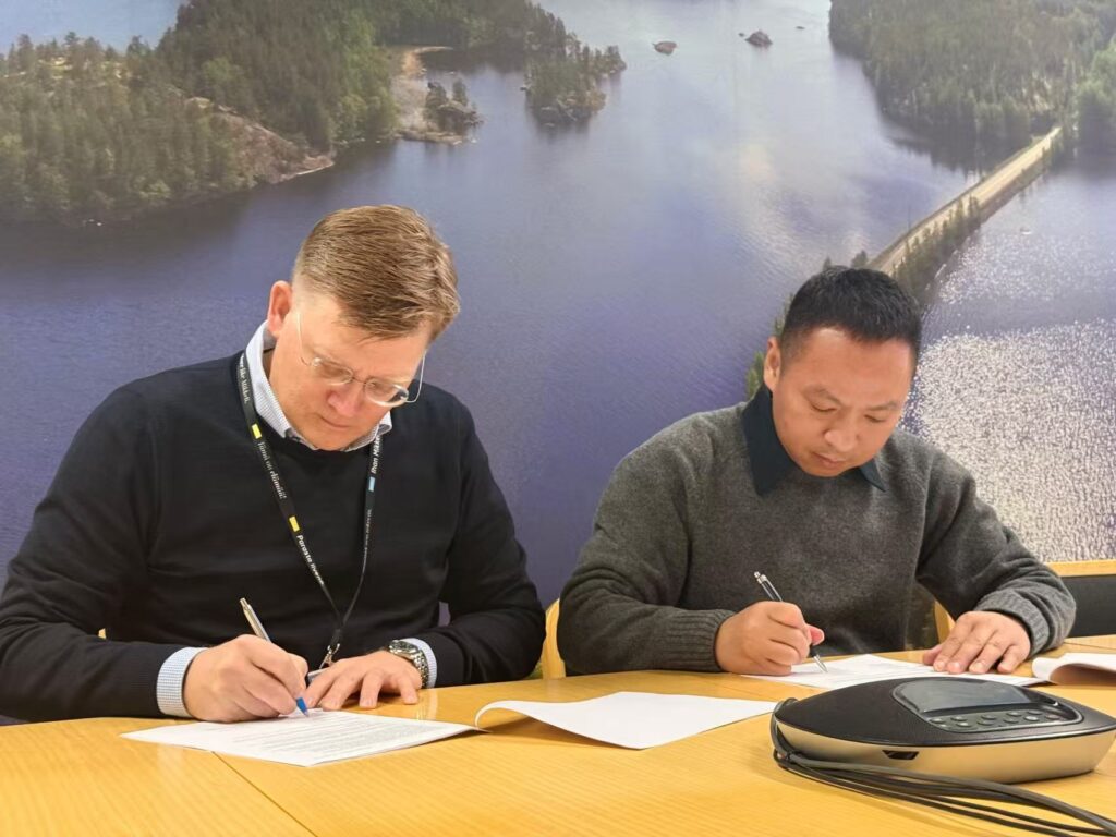 Caption: Dr. Tingjun Yang, CEO of 3E Network (right), signing the Master Services Agreement with representatives of Orka Technologies Oy (left).